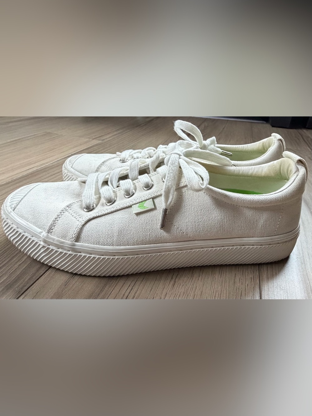 Cariuma Canvas Low Top Sneakers White Lace Up Women's 9 Tennis Shoes Trainers